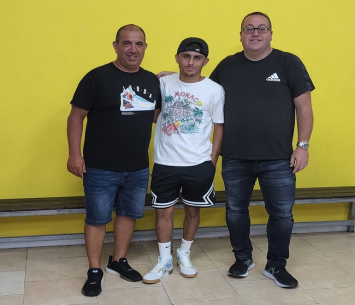 אסרף במעמד החתימה