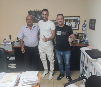 חסאן במעמד החתימה