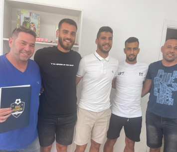 שלושת השחקנים במעמד החתימה