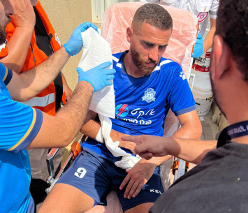 עזאת חלאילה בעת פינויו לבית החולים (צילום: דאפר מאחמיד)