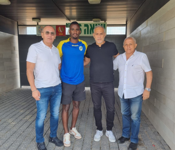 הבלם במעמד החתימה