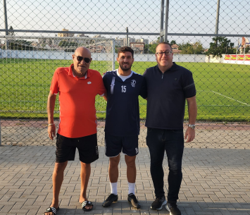 יפרח במעמד החתימה