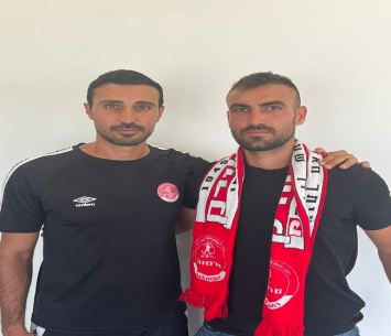 חזר לליגה א'. ענר שכטר לצידו של המאמן, דיוויד מרטן