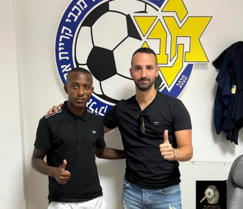 בלטה במעמד החתימה