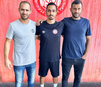 קבוצת בוגרים ראשונה. דור לוי  במעמד החתימה