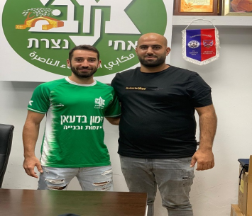 אתגר חדש. אמיר רוסתום במעמד החתימה (מדיה מכבי אחי נצרת)