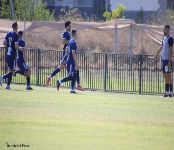 יעילות היא שם המשחק. שחקני חולון חוגגים את כיבוש השער (בן מלניק)