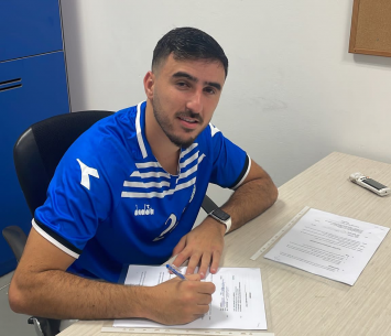 פיניה במעמד החתימה