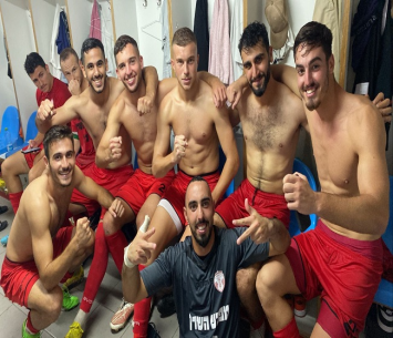 ניצחון גדול. שחקני הרצליה (צילום: בן מלניק)