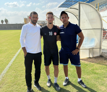 ארטנשטיין במעמד החתימה