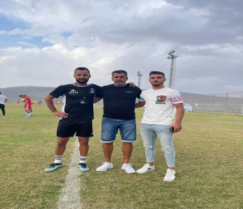 יוצא לדרך חדשה. בנא טנוס לאחר החתימה בבועיינה (עמוד הפייסבוק של הקבוצה)