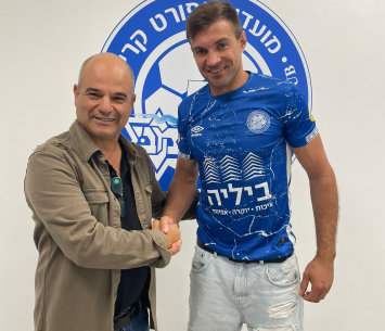 פשלוצקי במעמד החתימה