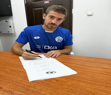 רכש מרשים. יואב גביזון במעמד החתימה (צילום: מ.ס דימונה) 