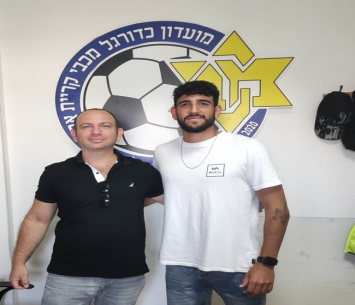 יוצא לדרך חדשה. אופק אטיאס לצד סוכנו, עו