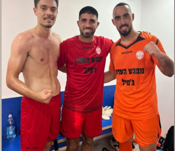 תמונת ניצחון. שחקני הפועל הרצליה בסיום המשחק (הפועל הרצליה)