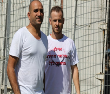 חוזר לליגה א'. משה וייצמן (משמאל)