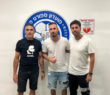 יוסיפוביץ במעמד החתימה