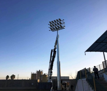 אחד מעמודי הזרקורים במגרש החדש