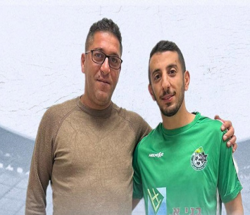 רמי דאהר לצידו של אמיר אסעד במעמד החתימה (עמוד הפייסבוק של מכבי אחי איכסל)