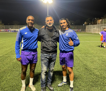 שני השחקנים במעמד החתימה לצידו של היו