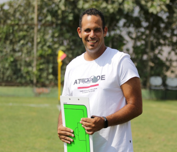 בסך הכל, יש לו סיבות לחייך. אסי אלימלך (דאפר מאחמיד)