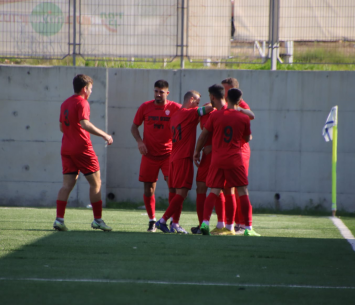 לא הספיק לניצחון. שחקני הרצליה חוגגים (בן מלניק)