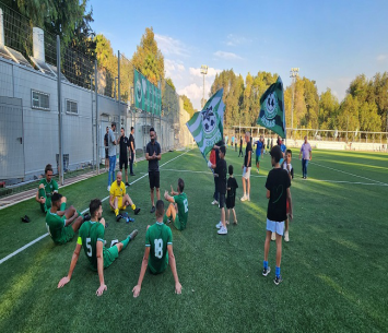 תצוגת תכלית בדרבי. שחקני עמישב חוגגים (עמוד הפייסבוק של המועדון)