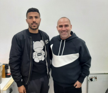 מנסור במעמד החתימה