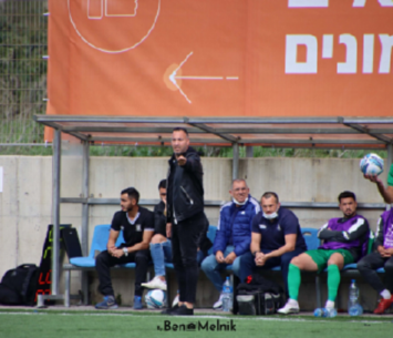 עם הספסל הישן. שחקני שמשון וצביקה לוי (בן מלניק)