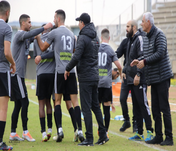 הפנים למעלה. שחקני חולון חוגגים (בן מלניק)