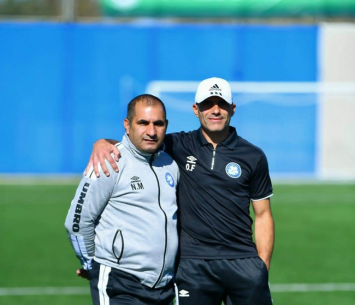 משחק במעמד צד אחד. אורן פלאש ועוזרו, ניסן מאיר (עדי דטליס)