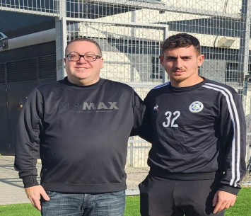 עמית קרן לצד סוכנו, גיא וייס, לאחר החתימה