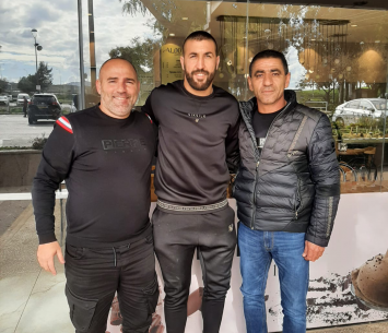 שיבל במעמד החתימה