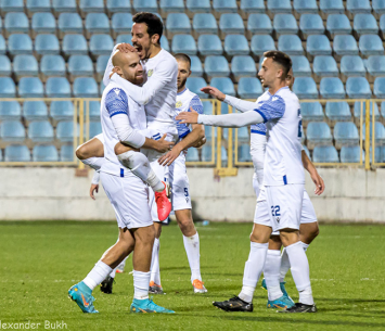 שחקני הרצליה חוגגים עם מדהלה (אלכס בוך)