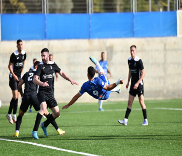 ממשיכים להיאבק. שחקני רובי שפירא בפעולה הגנתית (עדי דטליס)