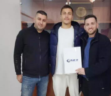 עובר למגרש של הגדולים. מור ברמי במעמד החתימה בבני זלפה