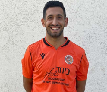 יחייך גם בקבוצתו החדשה? עומרי שקל לאחר החתימה בכפר שלם 
