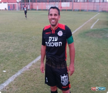 השתתף בחגיגת הכיבושים. איתן אהרון, קפטן כפר שלם