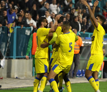 שמחה גדולה הלילה. שחקני אום אל פאחם חוגגים (דאפר מאחמיד)