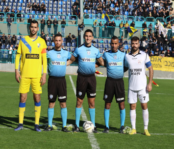 שני הקפטנים לצד שופט המשחק (דאפר מאחמיד)