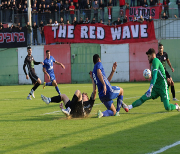 שחקני נוג'ידאת מנסים להכניע את סלאח בלעום, שוער טייבה (דאפר מאחמיד)