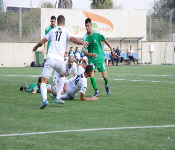 המהפכנים בלבן. שחקני דימונה ושמשון במפגש הקודם (בן מלניק)