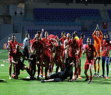 תמונת ניצחון. שחקני טמרה חוגגים