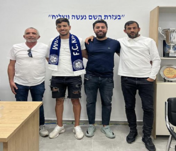 ניר עזריה במעמד החתימה