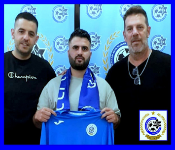 יוצאים לדרך משותפת. עומרי ביטון לצידם של הנשיא - שגיא גונן ואלי פסו - מנהל הקבוצה (מדיה מכבי נווה שאנן)