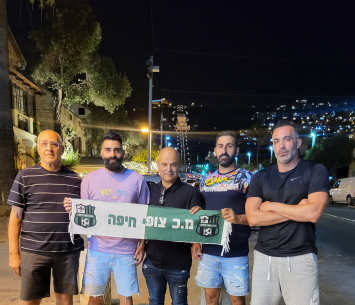 ארחיל במעמד החתימה