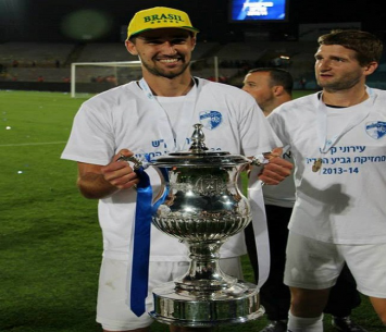 רוצה לשחזר ימים יפים בקרית שמונה. קאסיו פרננדז חוגג זכייה בגביע (אתר גליל עולה)