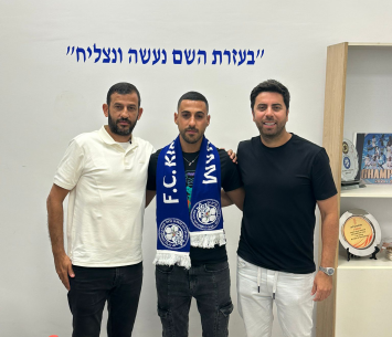 שחקן מצוין. בן מנשה לצד סוכנו - משה גולדברג ולצד מנכ