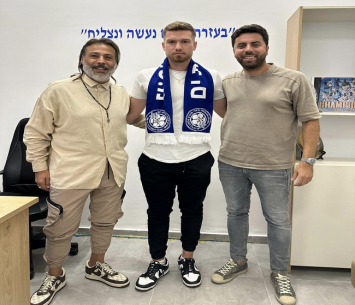 בניש במעמד החתימה