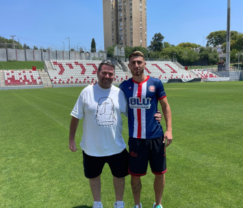 חג'אני במעמד החתימה